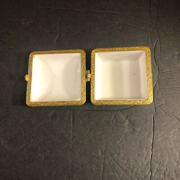 Beautiful Vintage Hand-painted Hinged Blue Rose Porcelain Trinket Box. - Picture 2 of 7